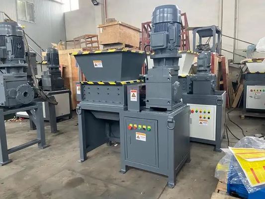 การรีไซเคิลอุตสาหกรรม Double Shaft Shredder เครื่องบดโลหะหนักและพลาสติก